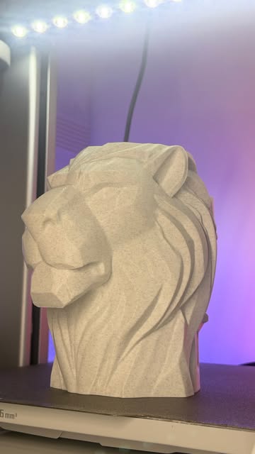 Escultura geométrica de leão impressa em 3D